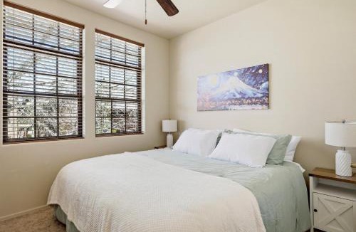 Heber House | Mountain Waterfall-View Retreat, Walk to Dining