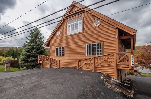 McHenry Cottage | Mountains View by Taylor Made Deep Creek