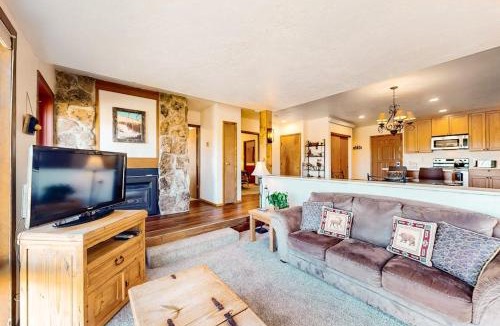 Silvercreek Apartment | Mountainside 001