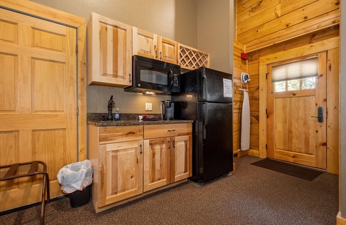 McHenry Cabin | Mountainside Cabin 40L-Dog Friendly