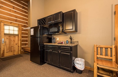 McHenry Cabin | Mountainside Cabin 52R-Dog Friendly, Indoor Jetted Bathtub