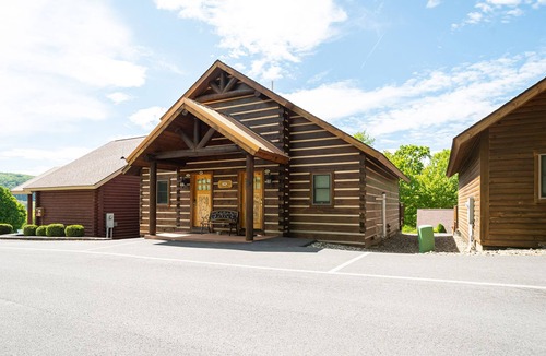 McHenry Cabin | Mountainside Cabin 52R-Dog Friendly, Indoor Jetted Bathtub