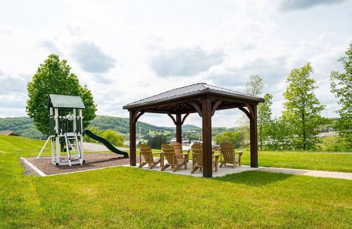 McHenry Cabin | Mountainside Cabin 52R-Dog Friendly, Indoor Jetted Bathtub