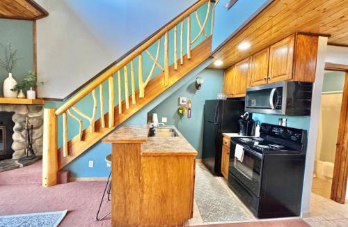 Lutsen House | Mountainside Ski-In/Ski-Out | Pool & Hot Tub