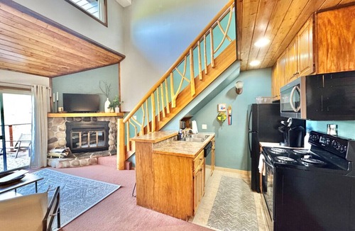 Lutsen Apartment | Mountainside Ski-In/Ski-Out | Pool & Hot Tub