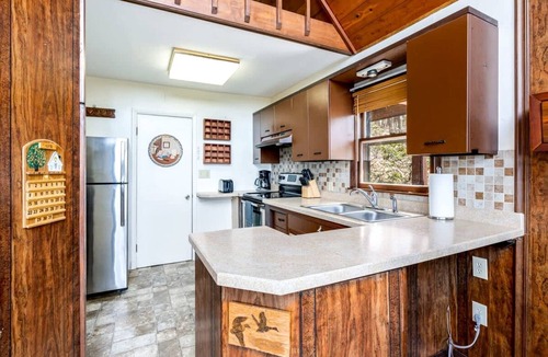 Capon Bridge Cabin | Mountaintop Cabin with Amazing Views, Hot Tub, Fire Pit and Deck - Surrounded by Nature in Capon Bridge, WV