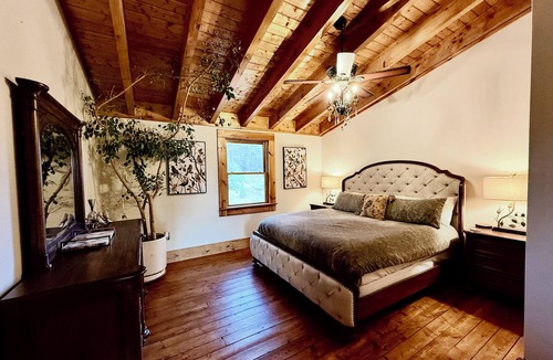 Sinks Grove Cabin | Mountaintop lodge, breathtaking views, private hiking trails & arcade game room.