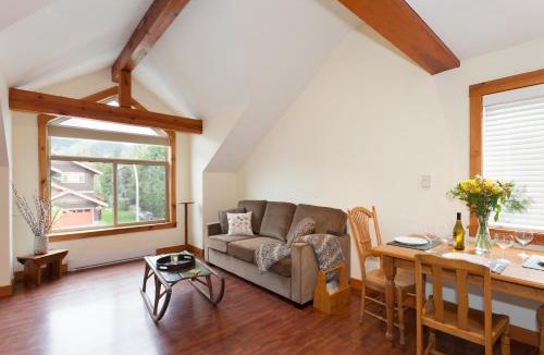 Pemberton Apartment | Mountainview 1 bedroom suite, king bed, walk to Village, WIFI, parking, ski & bike storage, lake & beach nearby, Joffre Lakes, golfing, horseback riding, biking, hiking, canoeing, jet boating, Nairn Falls, Beer Farmers & North Arm Farm