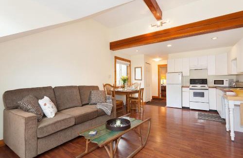 Pemberton Apartment | Mountainview 1 bedroom suite, king bed, walk to Village, WIFI, parking, ski & bike storage, lake & beach nearby, Joffre Lakes, golfing, horseback riding, biking, hiking, canoeing, jet boating, Nairn Falls, Beer Farmers & North Arm Farm