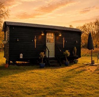 Willesborough Apartment | Mountbatten Shepherds hut & Buckhurst Shepherds hut