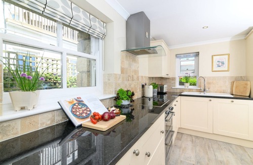 Mousehole Cottage | Mousehole Cottage: sea views, parking & close to village centre, dog friendly.