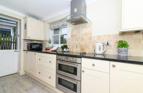 Mousehole Cottage | Mousehole Cottage: sea views, parking & close to village centre, dog friendly.