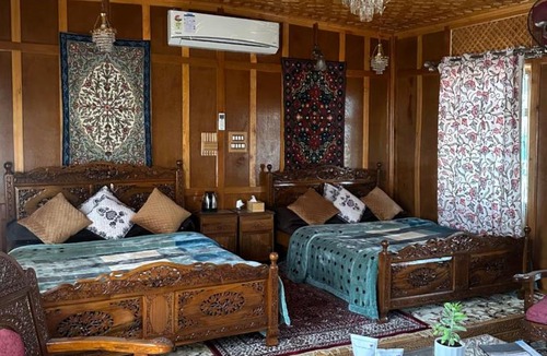 Dal Lake Hotel | Movie land group of house boats