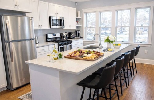 Cleveland House | Movie Theater Gem Near CWRU & Cleveland Clinic!