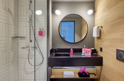 Muelheim Hotel | Moxy Cologne Muelheim