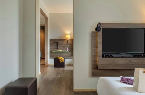 Somma Lombardo Hotel | MOXY Milan Malpensa Airport