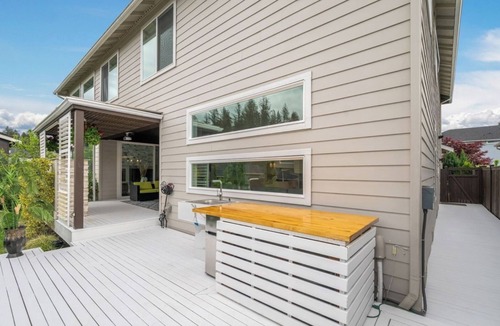 Maple Valley House | MP4: Luxurious Villa w pet shower