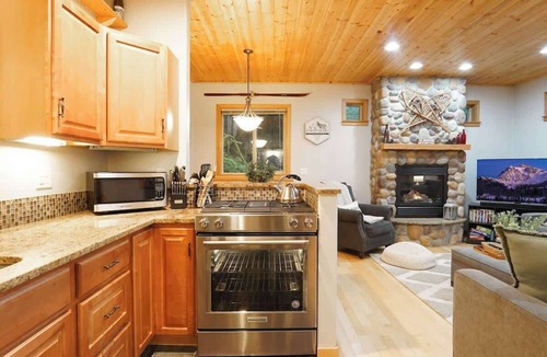 Glacier House | Mt Baker Basecamp-Foosball, Fireplace & Hot Tub