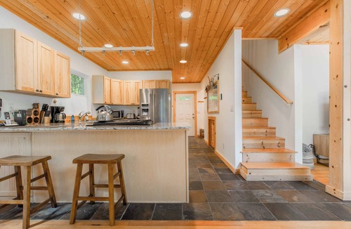 Warnick Cabin | Mt Baker Cabin w/Private Hot Tub & Deck