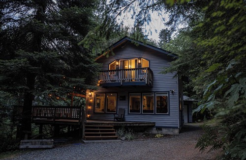 Glacier Cabin | Mt Baker Modern Mtn Cabin- Hot tub, EV, Fire pit
