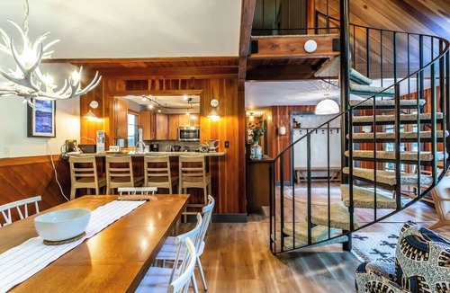 Glacier House | Mt Baker Rustic Luxe Lodge -Sauna House & Hot Tub