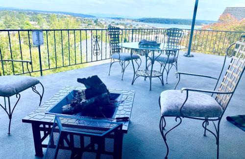 Oak Harbor House | Mt. Baker View Harbor King Bed Fire Pit