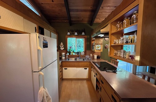 Ariel House | Mt. St. Helens Base Camp. 65 minutes from PDX. 5 minutes to lakes!