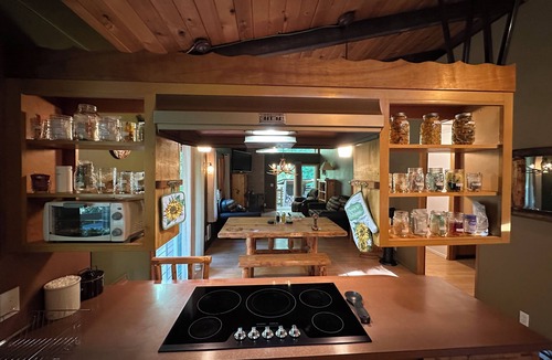 Ariel House | Mt. St. Helens Base Camp. 65 minutes from PDX. 5 minutes to lakes!