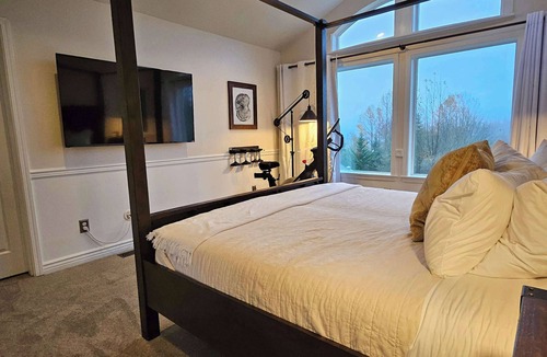 Snohomish Bed & Breakfast | Mt View Private Bedroom Suite w Hot Tub and Arcade