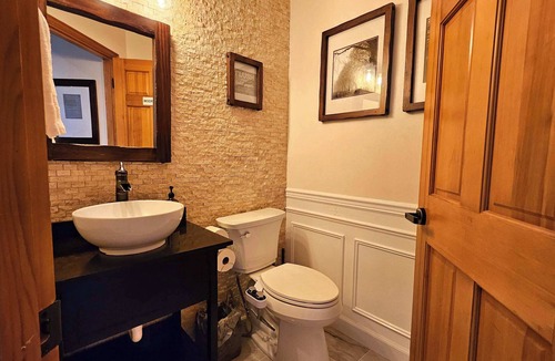 Snohomish Bed & Breakfast | Mt View Private Bedroom Suite w Hot Tub and Arcade