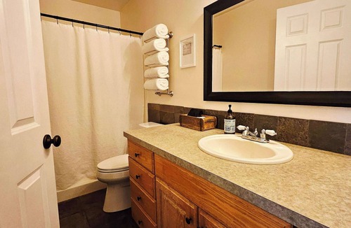 Snohomish Bed & Breakfast | Mt View Private Bedroom Suite w Hot Tub and Arcade
