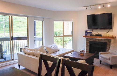 Courtenay Condo | Mt Washington 3 bed Slopeside in Deer Lodge