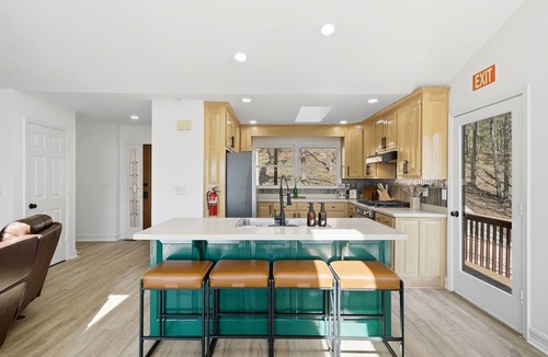Tate House | Mtn Resort Getaway - 4 Bed, 3 Bath - Lake with Kayaks , Golf, Pools, Pickleball