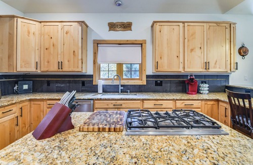 Georgetown Cabin | Mtn-View Cabin w/Private Hot Tub in Georgetown!