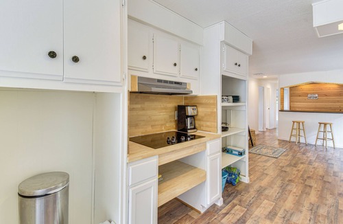 Coulterville House | Mtn-View Coulter Escape w/Rustic Tree Lookout