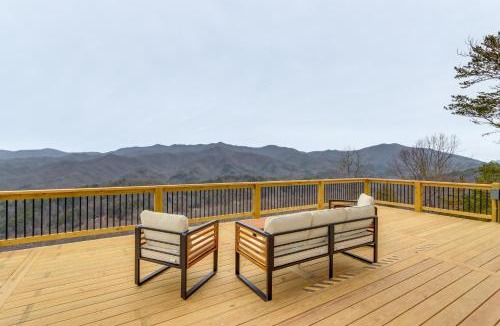 Andrews House | Mtn-View 'Hidden Falls' Cabin w/Hot Tub & Deck