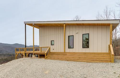Andrews House | Mtn-View 'Hidden Falls' Cabin w/Hot Tub & Deck
