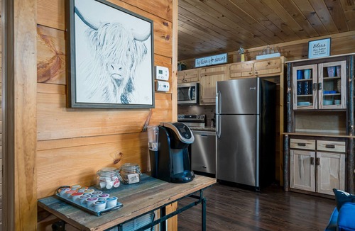 Williamstown Cabin | ☀️ Mtn view, Hot Tub, Fire Pit, Patio Swing, Giant Jenga,12 mi from Blue Ridge ⛰