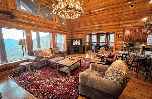 Buck Mountain Cabin | Mtn Views & Cooler Days - 5BR/3BA w/Long Range Views, Near West Jefferson