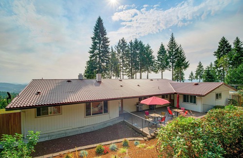 Roseburg Villa | “Mtn Views & Hot Tub: Umpqua Valley Villa!”