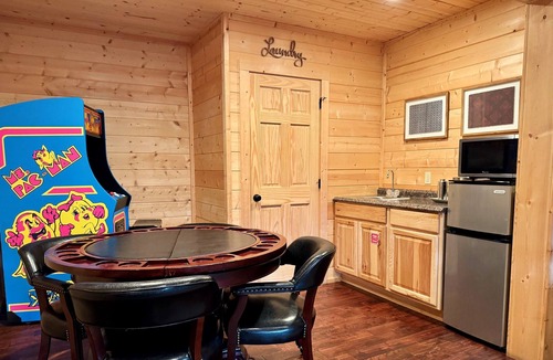 Sevierville Cabin | Mtn Views! Pool Table, Hot Tub, Air Hockey & Free Access to Pool, Golf, Fishing