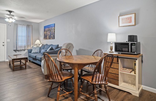 Stanton Apartment | Muddy Boots Hideout l Cozy 2BR l 15 min to RRG l WI-FI