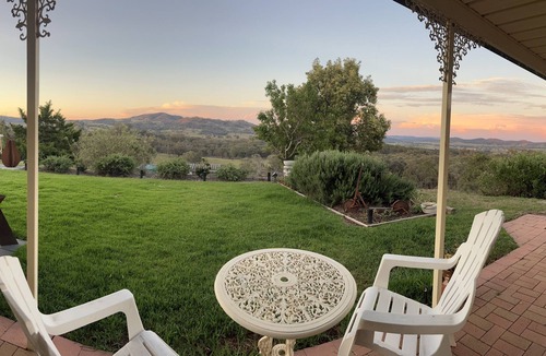 Collingwood House | MUDGEE - expansive views, complete privacy, dog friendly holiday cottage