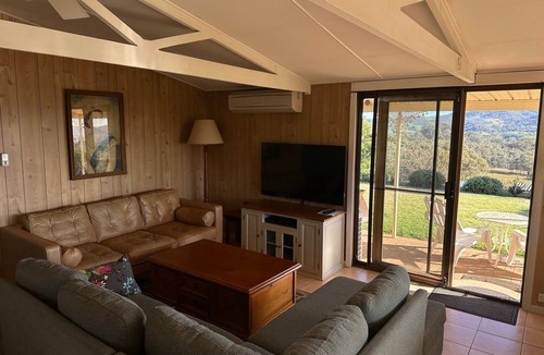 Collingwood House | MUDGEE - expansive views, complete privacy, dog friendly holiday cottage