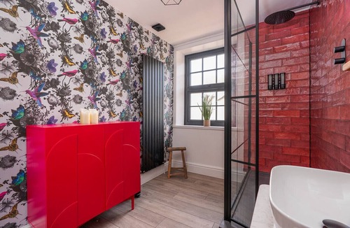 Todmorden Apartment | Mulberry Boutique Stay – Canal-Side - Sleep 10