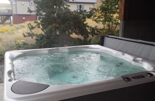 Quilchena House | Multi Family Holiday House or Retreat Facility w/lakefront beach and hot tub