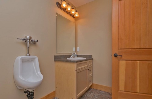 Quilchena House | Multi Family Holiday House or Retreat Facility w/lakefront beach and hot tub