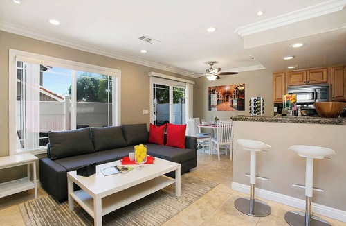 Downtown Condo | Multi-Level 2BR-Fast WiFI-Free Parking!-CM1