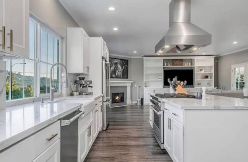 Woodland Hills House | Multi-Level 5BR Villa in Great Location- Must See!