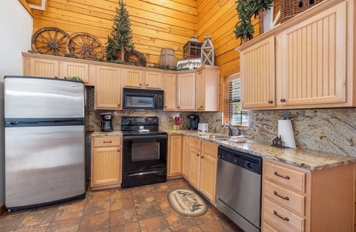 Branson Theater District Cabin | Multi-Unit Walk-in Cedar Log Cabin - Just off of Branson's 76 Country Blvd! Golf &Ticket Deals